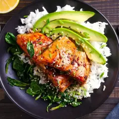 Pstrąg w sosie teriyaki z ryżem, awokado i szpinakiem. Idealny pomysł, czym przyprawić pstrąga, by był pyszny.