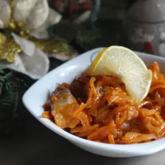 Śledzie w sosie pomidorowym z marchewką i cytryną, idealne jako przepis na śledzie na wigilię.