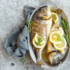 Pieczone ryby z cytryną i rozmarynem. Idealne przyprawy do wędzenia ryb to te, które podkreślą ich smak.