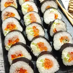 Pyszne domowe sushi z łososiem, tuńczykiem i warzywami. Idealne na przekąskę lub lekki posiłek.