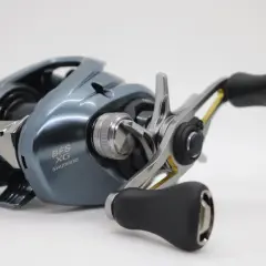 Szary kołowrotek Shimano BFS XG, idealny do precyzyjnego łowienia.