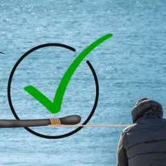 Wędkarz z haczykiem i zielonym zaznaczeniem, symbolizującym wyprostowanie haczyka.