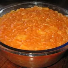 Pyszna ryba po tajsku w pomarańczowym sosie, podana w szklanej misce.