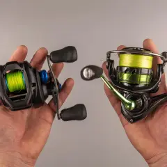 Dwie kołowrotki, jeden typu baitcasting, drugi spinning, w dłoniach. Oba z jaskrawozieloną żyłką, gotowe do akcji.