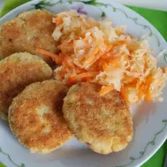 Kotlety rybne z kaszą jaglaną i surówką z marchewki i kapusty. Pyszny, zdrowy obiad.