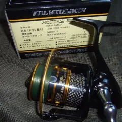 Kołowrotek Ryobi Arctica 3000 z metalowym korpusem i wzmocnionym rotorem. Na opakowaniu widoczne różne rozmiary kołowrotków i ich parametry.