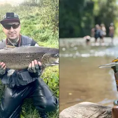 Wędkarz z dumą prezentuje największą płotkę na świecie, złowioną w rzece, gdzie w tle widać ludzi kąpiących się.