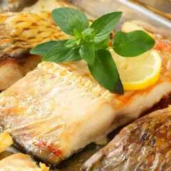 Karp w ziołach i cytrynie, idealny do smażenia. W czym moczyć karpia przed smażeniem? W tej aromatycznej mieszance!