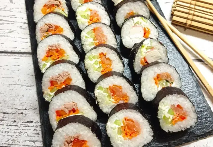 Pyszne domowe sushi z łososiem, tuńczykiem i warzywami. Idealne na przekąskę lub lekki posiłek.