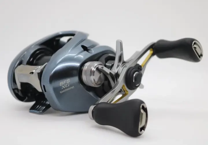 Szary kołowrotek Shimano BFS XG, idealny do precyzyjnego łowienia.