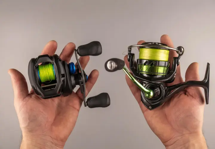 Dwie kołowrotki, jeden typu baitcasting, drugi spinning, w dłoniach. Oba z jaskrawozieloną żyłką, gotowe do akcji.