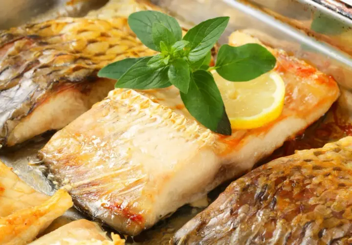 Karp w ziołach i cytrynie, idealny do smażenia. W czym moczyć karpia przed smażeniem? W tej aromatycznej mieszance!