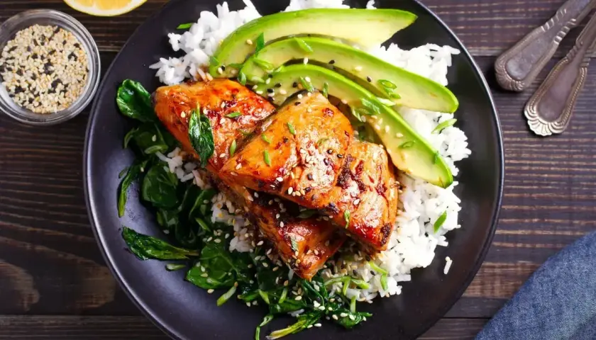 Pstrąg w sosie teriyaki z ryżem, awokado i szpinakiem. Idealny pomysł, czym przyprawić pstrąga, by był pyszny.