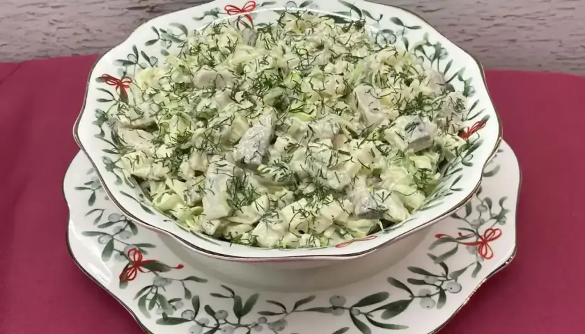 Pyszna sałatka ze śledzi marynowanych z jajkiem, udekorowana świeżym koperkiem, podana w ozdobnej misie.