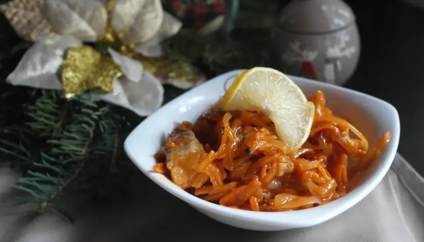 Śledzie w sosie pomidorowym z marchewką i cytryną, idealne jako przepis na śledzie na wigilię.