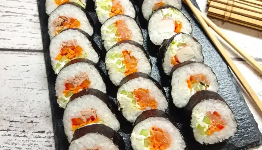 Pyszne domowe sushi z łososiem, tuńczykiem i warzywami. Idealne na przekąskę lub lekki posiłek.
