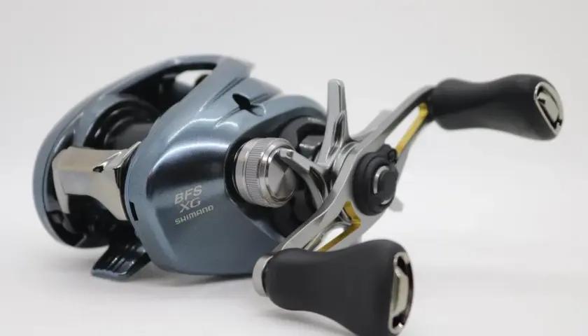 Szary kołowrotek Shimano BFS XG, idealny do precyzyjnego łowienia.