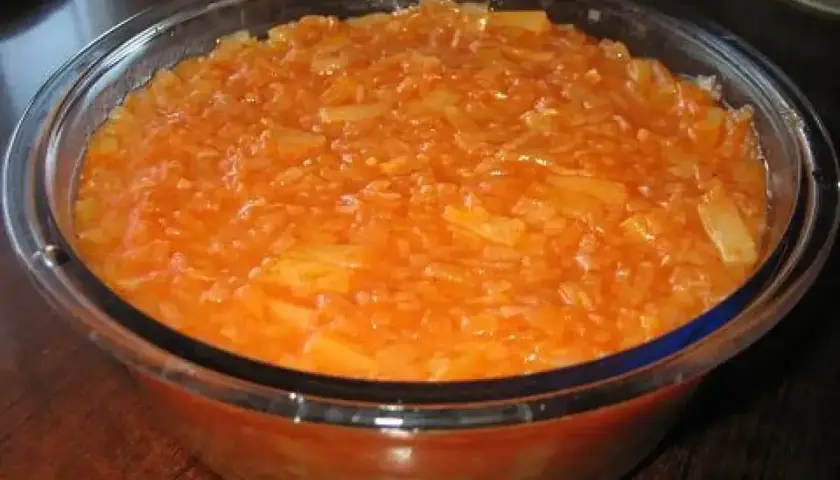 Pyszna ryba po tajsku w pomarańczowym sosie, podana w szklanej misce.