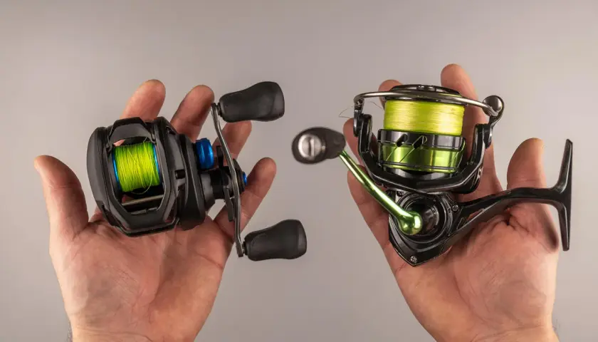 Dwie kołowrotki, jeden typu baitcasting, drugi spinning, w dłoniach. Oba z jaskrawozieloną żyłką, gotowe do akcji.