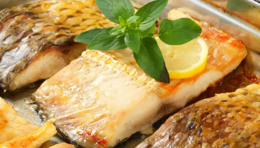 Karp w ziołach i cytrynie, idealny do smażenia. W czym moczyć karpia przed smażeniem? W tej aromatycznej mieszance!