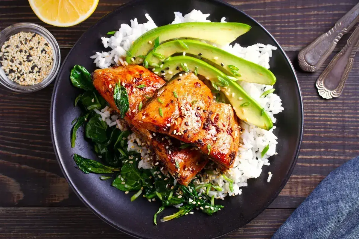 Pstrąg w sosie teriyaki z ryżem, awokado i szpinakiem. Idealny pomysł, czym przyprawić pstrąga, by był pyszny.