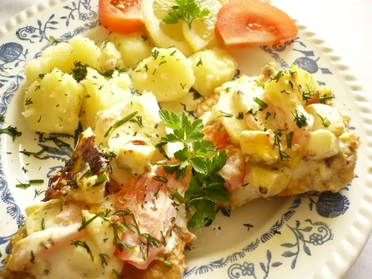 Proste potrawy z ryb: pieczony filet z warzywami i ziemniaki z koperkiem.