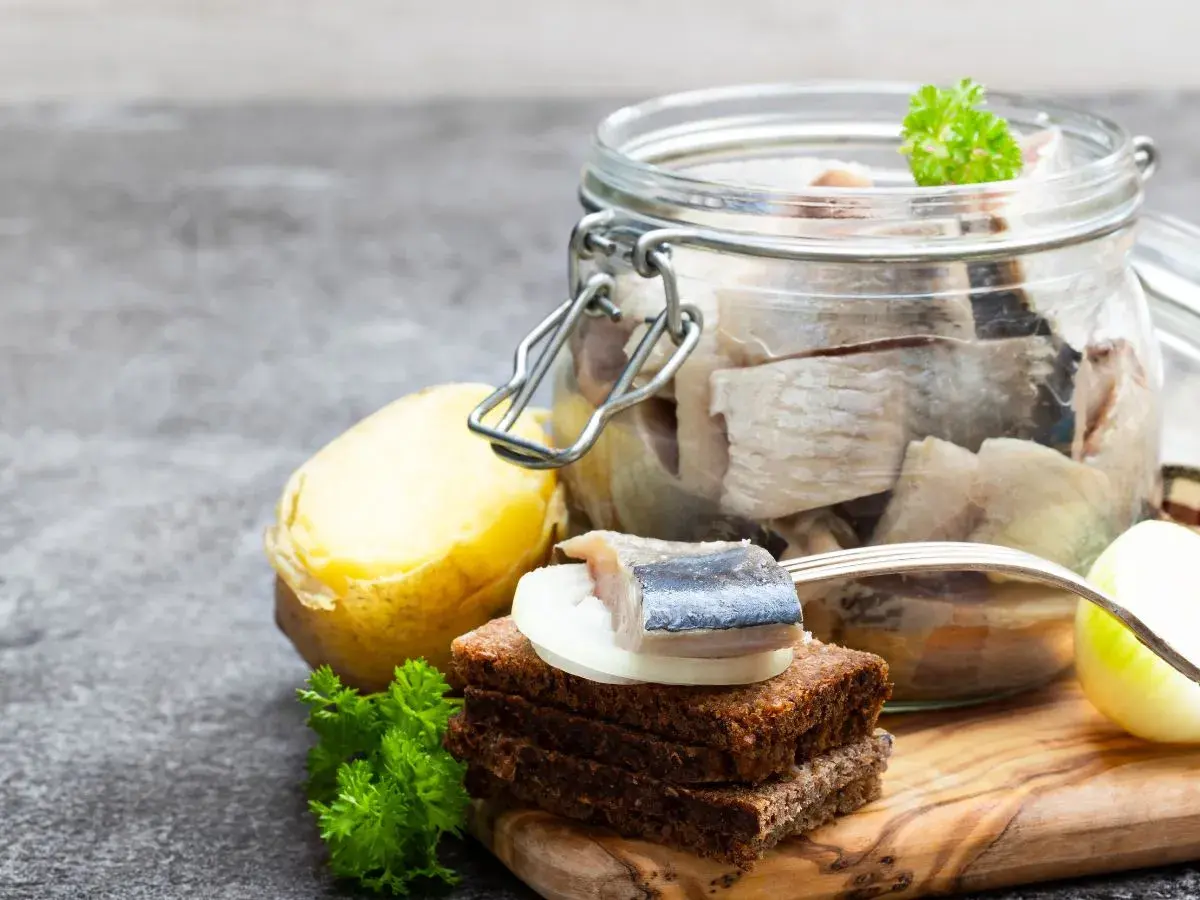 Słoik śledzi w oleju, ziemniak, chleb, cebula i natka pietruszki. Zastanawiasz się, jak długo mogą stać śledzie w oleju?