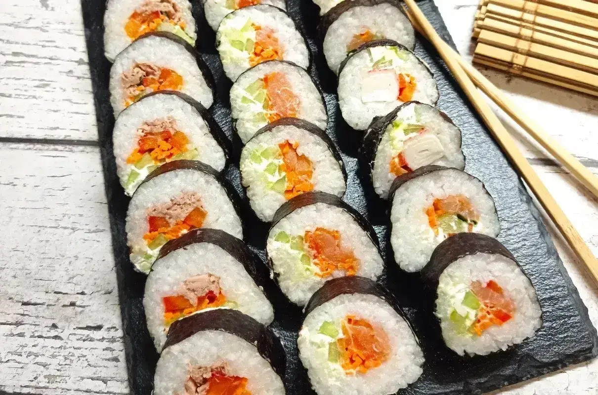 Pyszne domowe sushi z łososiem, tuńczykiem i warzywami. Idealne na przekąskę lub lekki posiłek.