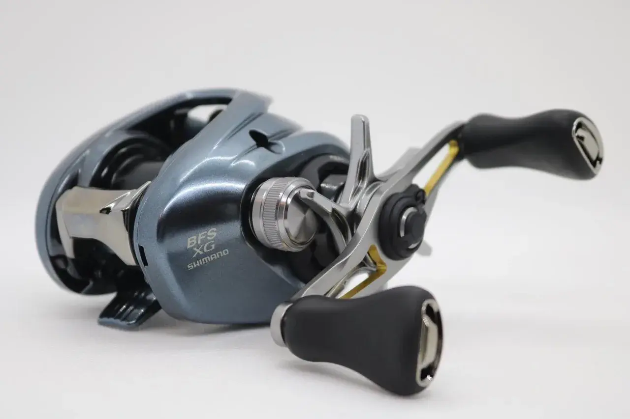 Szary kołowrotek Shimano BFS XG, idealny do precyzyjnego łowienia.