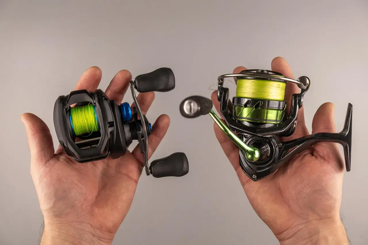 Dwie kołowrotki, jeden typu baitcasting, drugi spinning, w dłoniach. Oba z jaskrawozieloną żyłką, gotowe do akcji.
