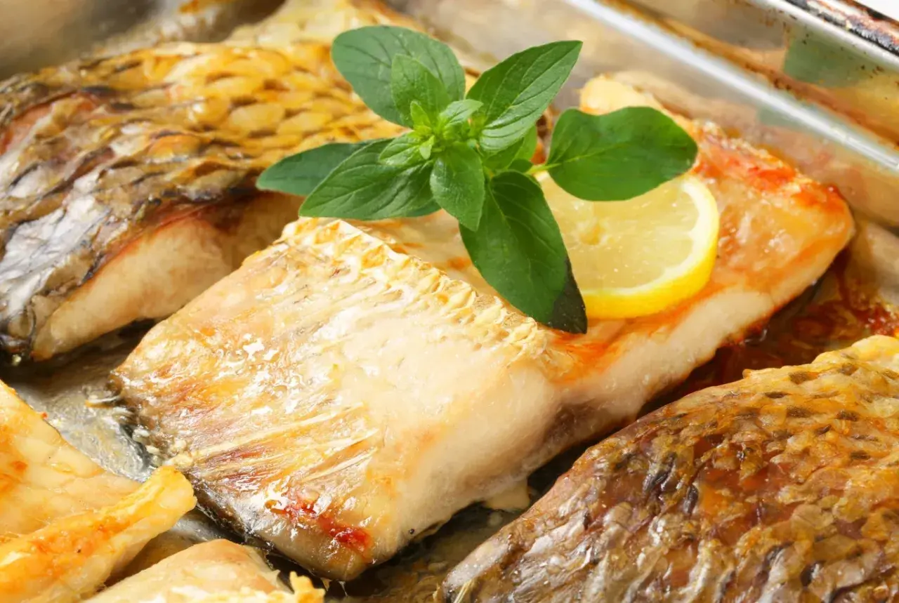 Karp w ziołach i cytrynie, idealny do smażenia. W czym moczyć karpia przed smażeniem? W tej aromatycznej mieszance!