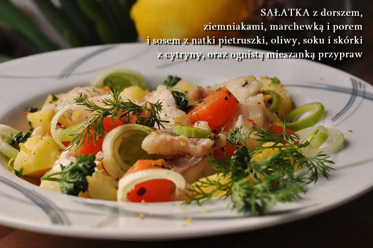 Pyszna sałatka z dorszem, ziemniakami, marchewką i porem, doprawiona świeżymi ziołami i cytryną.