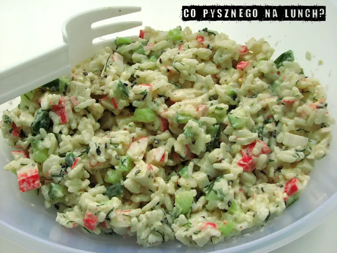 Pyszna sałatka surimi z ryżem, ogórkiem i koperkiem, gotowa na lunch.