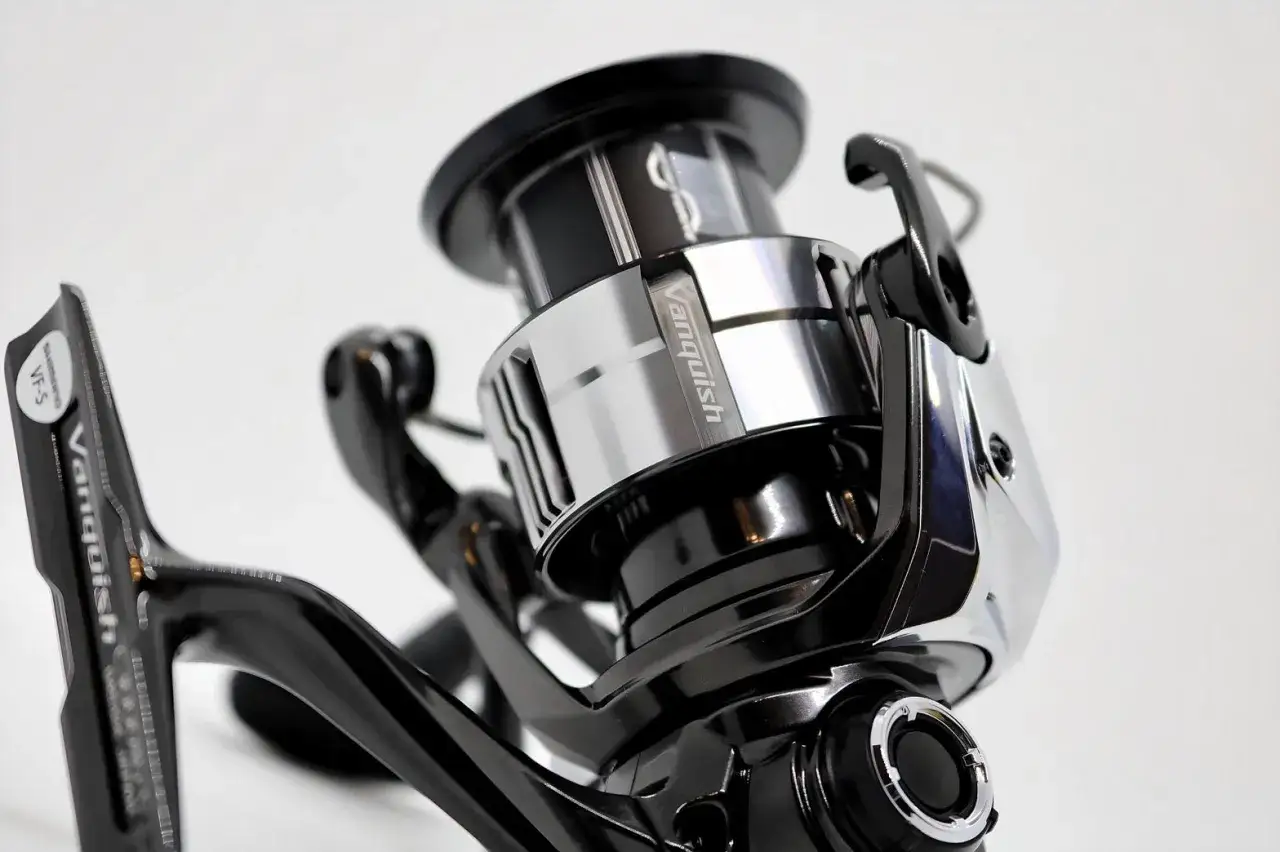 Czarne i srebrne oznaczenia kołowrotk&oacute;w Shimano Vanquish VF-S, z widocznym napisem 