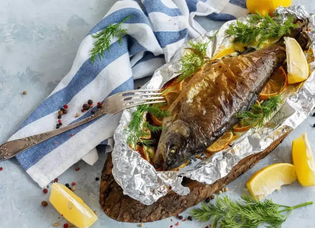 grillowana ryba na ruszcie z cytryną i ziołami