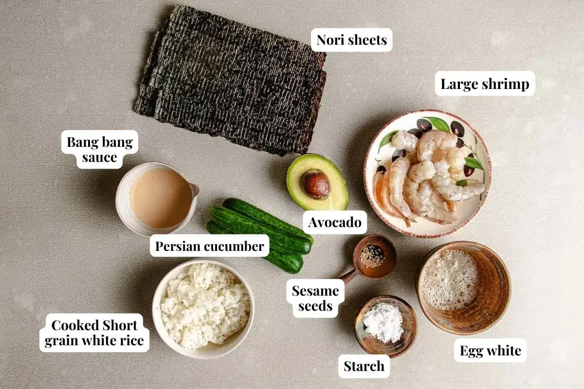 Składniki do sushi: ryż, nori, krewetki, awokado, ogórek, sos bang bang, sezam, skrobia, białko jajka. Tak przygotujesz krewetki do sushi.