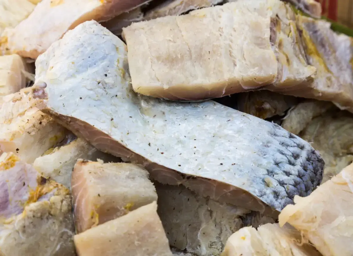 Kawałki śledzi matiasów, przygotowane do dalszej obróbki.