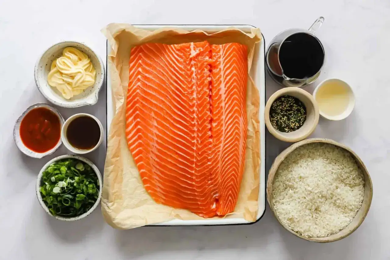 Składniki do sushi: świeży łosoś, ryż, majonez, sos sojowy, szczypiorek, sos chili, sezam i cytryna. Tak przygotujesz łososia do sushi.