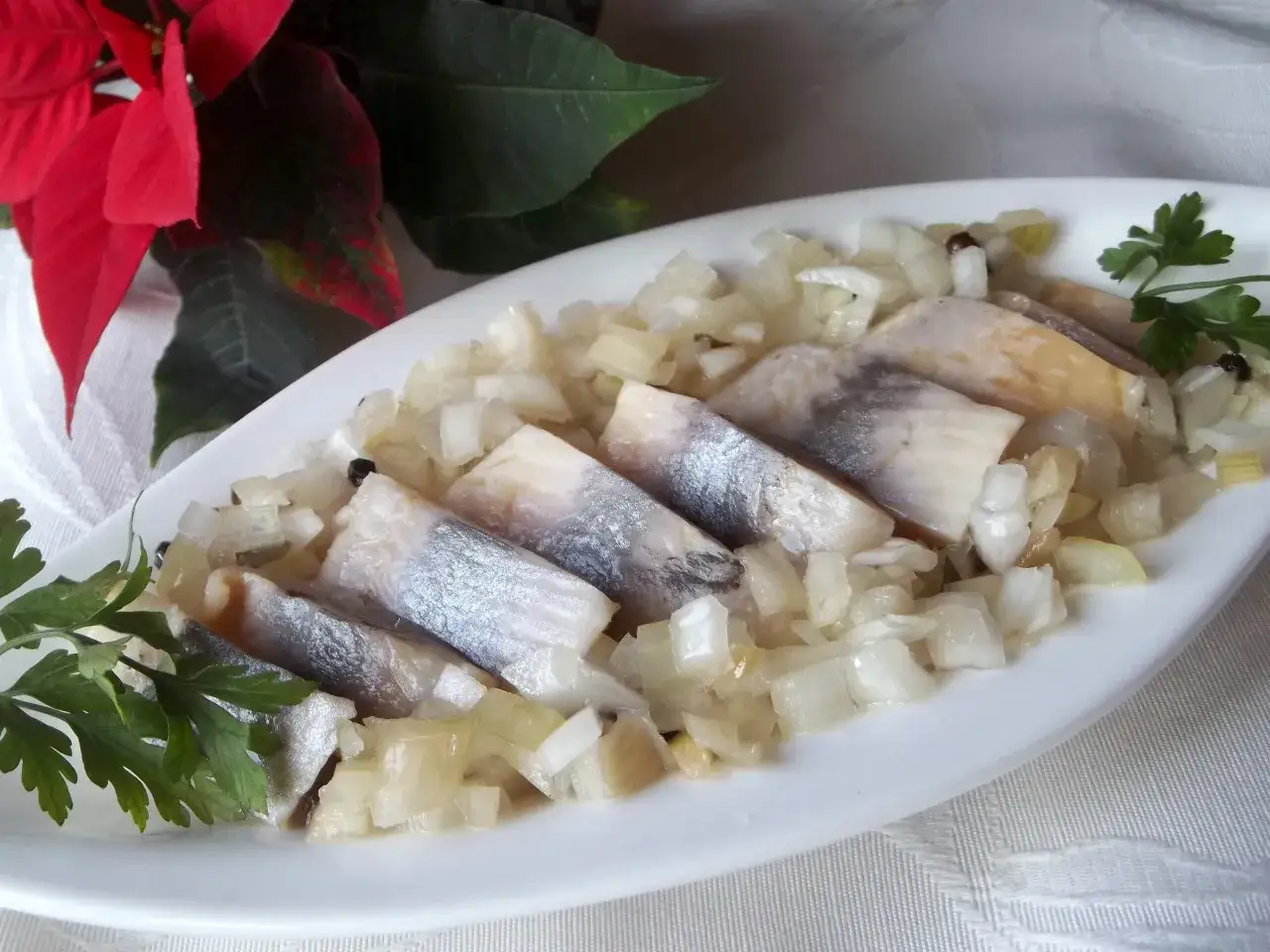 Śledzie w cebuli, idealne na wigilijny stół. Ten przepis na śledzie na wigilię to klasyka.